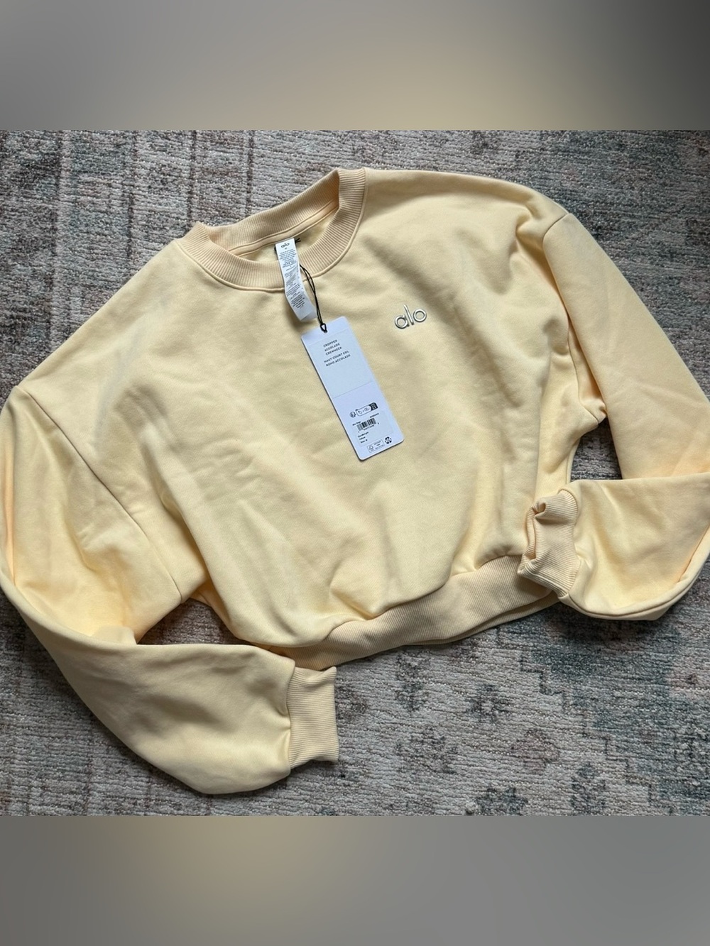 ALO YOGA NWT CANDLELIGHT YELLOW cropped sweatshirt (M) shorts (S) tank (M) - Picture 3 of 11